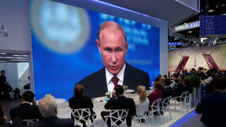 Путин призова за преосмисляне на ролята на долара, който, ставайки световна резервна валута, се превърна днес в инструмент за натиск на страната емитент над целия останал свят.