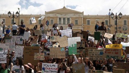 Протестът на гръцки студенти пред парламента в Атина под егидата на  международното екодвижение „Петъци за бъдеще“. 