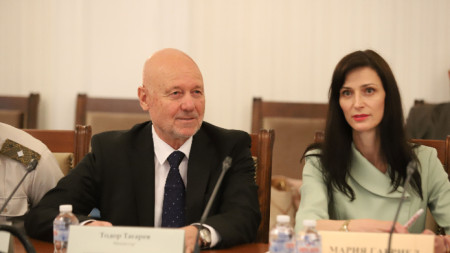 Министърът на отбраната Тодор Тагарев (вдясно) и вицепремиерът и министър на външните работи Мария Габриел на изслушване в Комисията по отбрана и външна политика в Народното събрание - София, 21 юни 2023