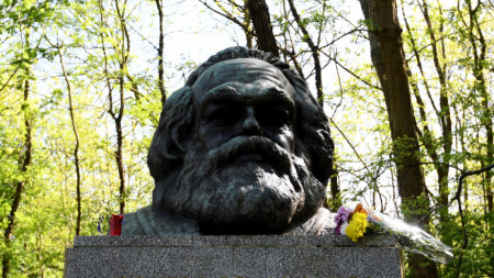 Паметникът, част от гробницата на Карл Маркс, в гробищния парк 