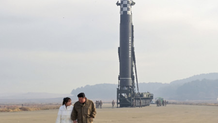 Ким Чен Ун с дъщеря си по време на изтрелването на 