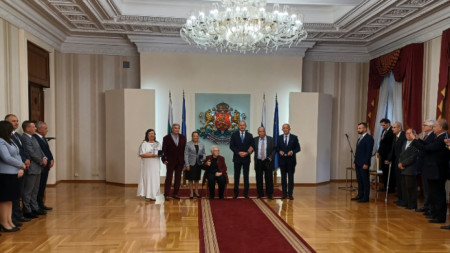 Държавният глава Румен Радев с шестимата удостоени с Почетния знак на президента. 