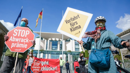Протест пред канцлерството в Берлин срещу искането за отпускане на държавна помощ за автомобилната индустрия.