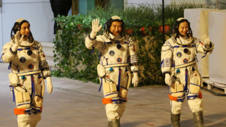 Трима китайски астронавти кацнаха днес във Вътрешна Монголия след 183