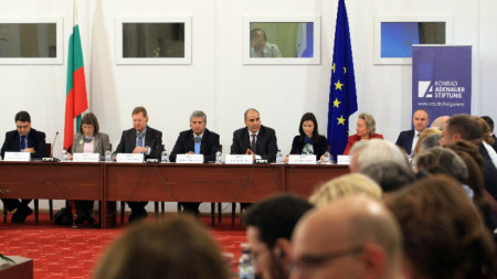 В Народното събрание се проведе кръгла маса „Управление на миграционната политика в контекста на изборите за Европейски парламент“. 