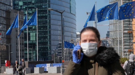 Жителка на Брюксел с предпазна маска и ръкавици, 7 април 2020 г.