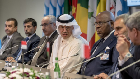Принц Абдулазиз бин Салман ал Сауд, енергиен министър на Саудитска Арабия (в центъра)