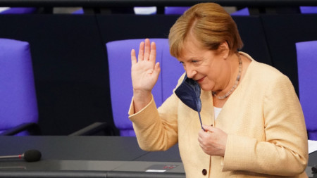 Германският канцлер Ангела Меркел говори на пленарно заседание на Бундестага