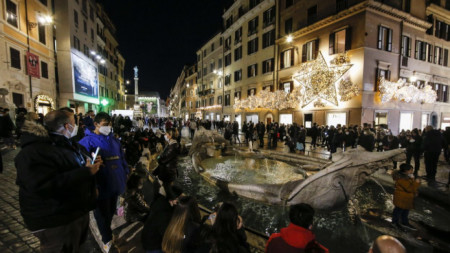 Хора на пл. „Испания“ в центъра на Рим, 29 декември 2021 г.