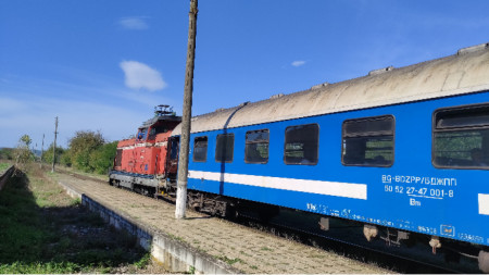 Пътническият влак Троян – Ловеч – Левски