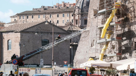 Пожарникари спасяват работници, след като средновековна кула близо до Римския форум частично се срути по време на ремонтни дейности, 3 ноември 2025 г.