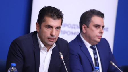 Kryeministri në dorëheqje Kirill Petkov (majtas) me Zëvendëskryeministrin e dorëhequr Asen Vasilev