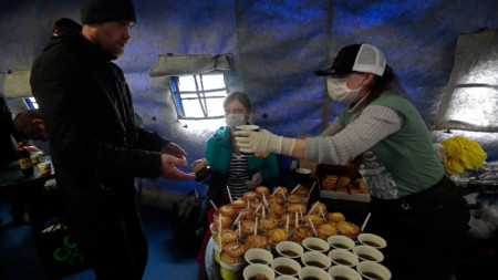 Благотворителна организация раздава храна на хора в неравностойно положение в Москва. 16 април 2020 г.