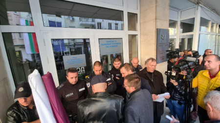 Протестиращи активисти на ВМРО се опитаха да влязат в Министерството