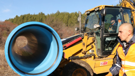 Продължава изграждането на водопровода от село  Мало Бучино до Перник, който ще помогне за преодоляване на водната криза в града.