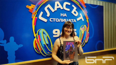 Анна Николова с героинята си в ръце