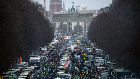 На протестната демонстрация на фермерите пред Бранденбургската врата в Берлин, 15 януари 2024 г.