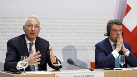 Аксел Леман (вляво), председател на Credit Suisse, говори до Колм Келер (вдясно), председател на UBS, по време на пресконференция в Берн, Швейцария, 19 март 2023 г.
