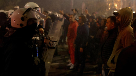 Напрежение пред парламента в Белград