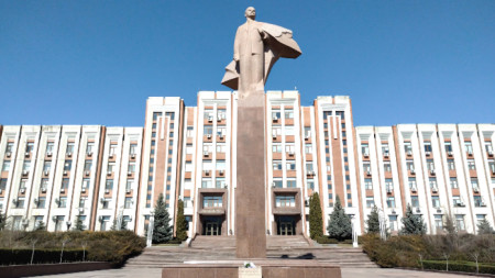 Сградата на парламента в Тираспол - главният град в Приднестровието.