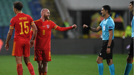 Агаев се поздравява с футболисти на Уелс след мача в София през 2020 г.
