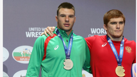 Кирил Милов (вляво) ще се бори в Белград.