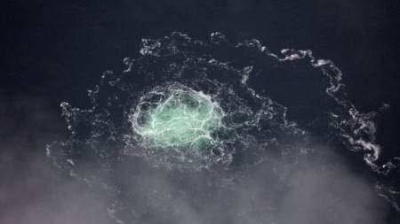Снимка, направена от самолет на шведската брегова охрана, показва изтичане на газ от 