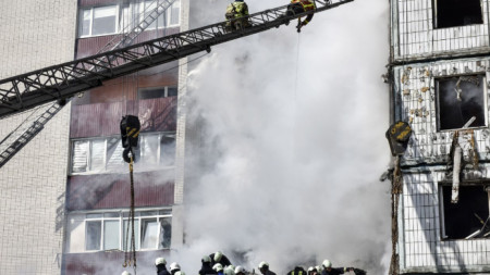 Спасителни екипи до жилищна сграда, поразена от руски ракетен удар в Уман, Украйна, 28 април 2023 г.