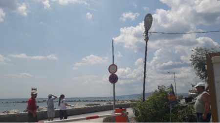 От 15 юни до 30 септември се въвежда пропускателен режим за моторни превозни средства в западната част на крайбрежната алея в Балчик през КПП „Тих кът“.