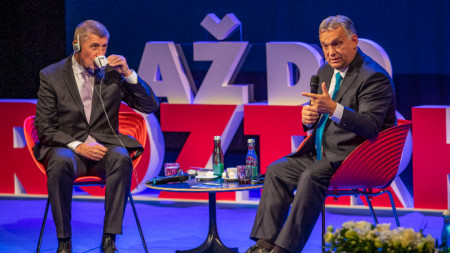 Бабиш (ляво) и Орбан участват в токшоу в Чехия, 29 септември 2021 г.