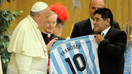 Марадона подарява фланелката с №10 на папа Франциск.
