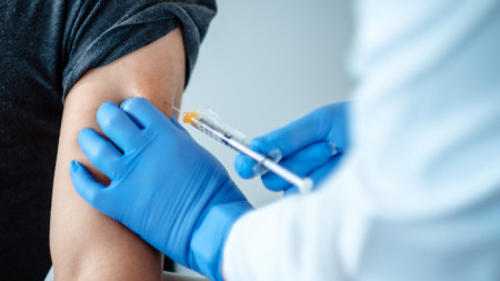 Британската програма за масово ваксиниране е изправена пред двумесечно закъснение