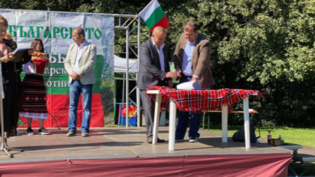 Земеделският министър Явор Гечев подписа споразумението в Калофер при откриването на събор за опазване на българските селскостопански породи животни.