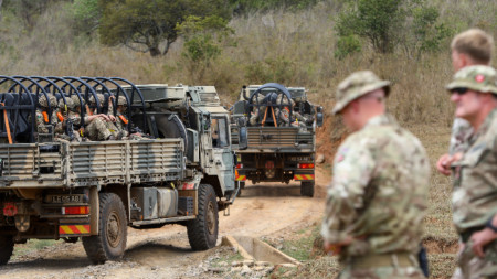 Британски войници демонстрират обучение на бойна група на Обединеното кралство по време на учението Askari Storm, в тренировъчната зона Lolldaiga, Кения, архив, ноември 2022 г.