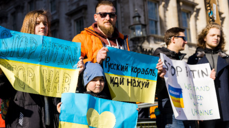 Протестиращи в подкрепа на Украйна пред Даунинг стрийт в Лондон, 26 февруари 2022 г.