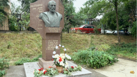 Памятник Олимпию Панову в Тараклии