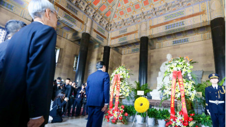 Бившият президент на Тайван Ма Инцзоу отдава почит по време на посещението си в мавзолея Сун Ятсен в Нанкин, Китай, 28 март 2023 г.