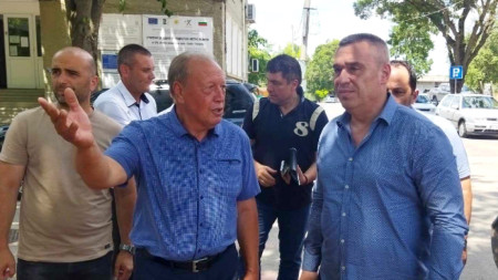 Министърът на земеделието и храните д-р Георги Тахов (вдясно) беше на посещение в Болярово, за да се запознае на място с пораженията от пожарите - 23 юли 2024 г.