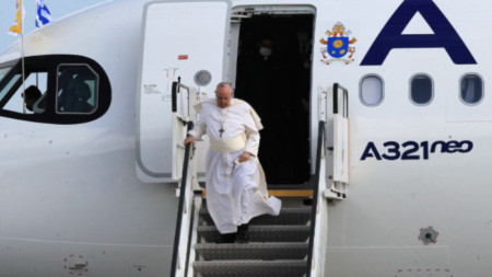 Папа Франциск слиза от самолета на международното летище „Елефтериос Венизелос“ край Атина.