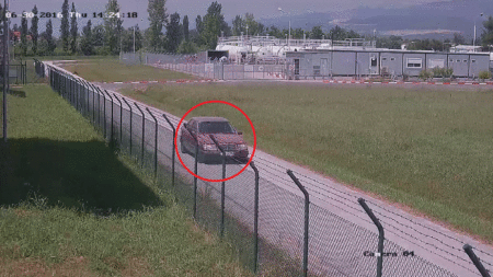 Кола на обирджии при кражба на пари от летището на Тирана през юни 2016 г.