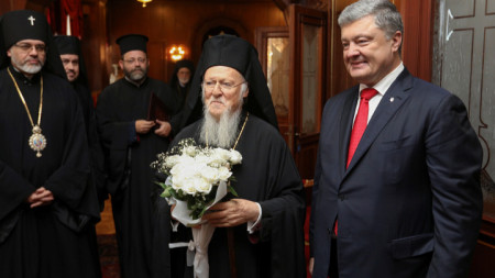 Петро Порошенко (вдясно) и патриарх Вартоломей (в центъра) преди подписването на документа в патриаршията в Истанбул.