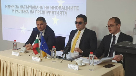Министърът на иновациите и растежа Александър Пулев (в средата)