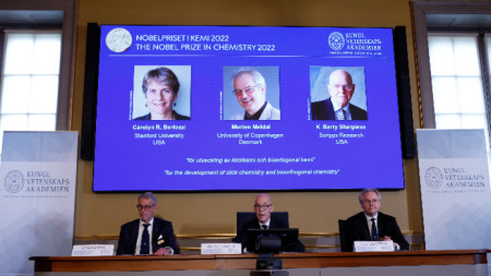 По време на пресконференцията в Кралската шведска академия на науките в Стокхолм за обявяване на носителите на Нобеловата награда за химия за 2022 г.-  Каролайн Р. Бертоци, САЩ, Мортен Мелдал, Дания и К. Бари Шарплес, САЩ, 5 октомври 2022 г