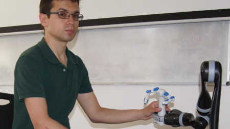 В Техническия университет – филиал Пловдив учат ръка робот да помага