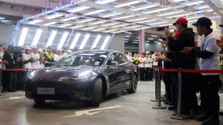 Церемония при доставката на първия електромобил Model 3 на Tesla във фабриката в Шанхай