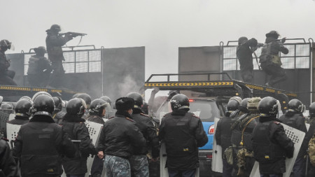 Полиция патрулира в Алмати, Казахстан, 5 януари 2022 г.