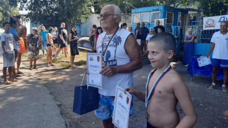 Най-младият и най-възрастният участник в преплуването на Дунав.