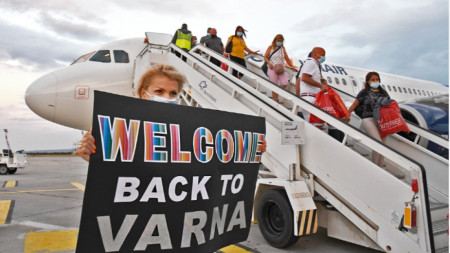 Туристи, пристигащи с чартърен полет във Варна, август 2020 г.