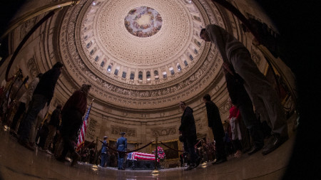 Поклонението пред тленните останки на Джордж Буш-старши започна в Ротондата на Капитолия