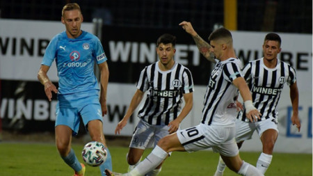 Локомотив Пловдив се класира за третия квалификационен кръг на футболния